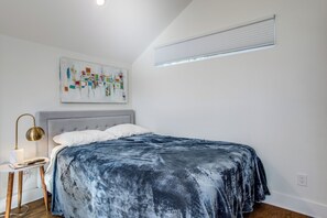 A bedroom with a bed, a nightstand, a lamp, a painting, and a window with blinds. - Private 1 Bedroom Guest House, White Rock Lake, just 10 min to Dtwn Dallas (Dallas)
