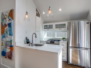 A modern kitchen with a central island, stainless steel appliances, and pendant lighting. - Private 1 Bedroom Guest House, White Rock Lake, just 10 min to Dtwn Dallas (Dallas)