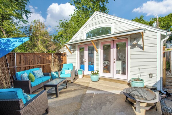 A house with a patio area featuring outdoor furniture, a fire pit, and a wooden fence. - Private 1 Bedroom Guest House, White Rock Lake, just 10 min to Dtwn Dallas (Dallas)