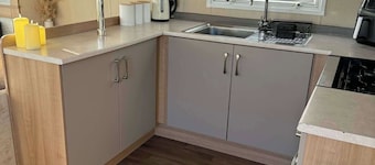 Lazy Dayz Getawayz , 3 bedroom , secure enclosed decking