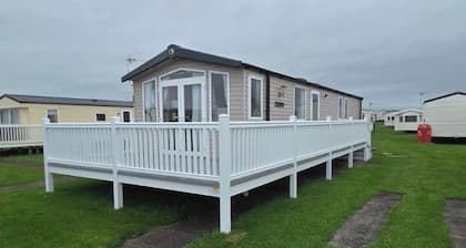 Lazy Dayz Getawayz , 3 bedroom , secure enclosed decking