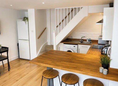 2 Bedroom Contemporary Townhouse - Town Centre