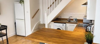 2 Bedroom Contemporary Townhouse - Town Centre