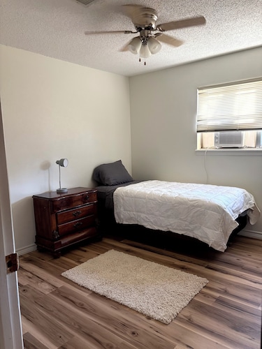 Spacious 3BR/2BA Home- Fully Furnished + WiFi