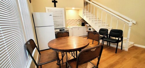 Executive 2BR Stay, 2 Full Bath, Full Kitchen, Theater room, Office & RV Parking