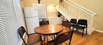 Executive 2BR Stay, 2 Full Bath, Full Kitchen, Theater room, Office & RV Parking