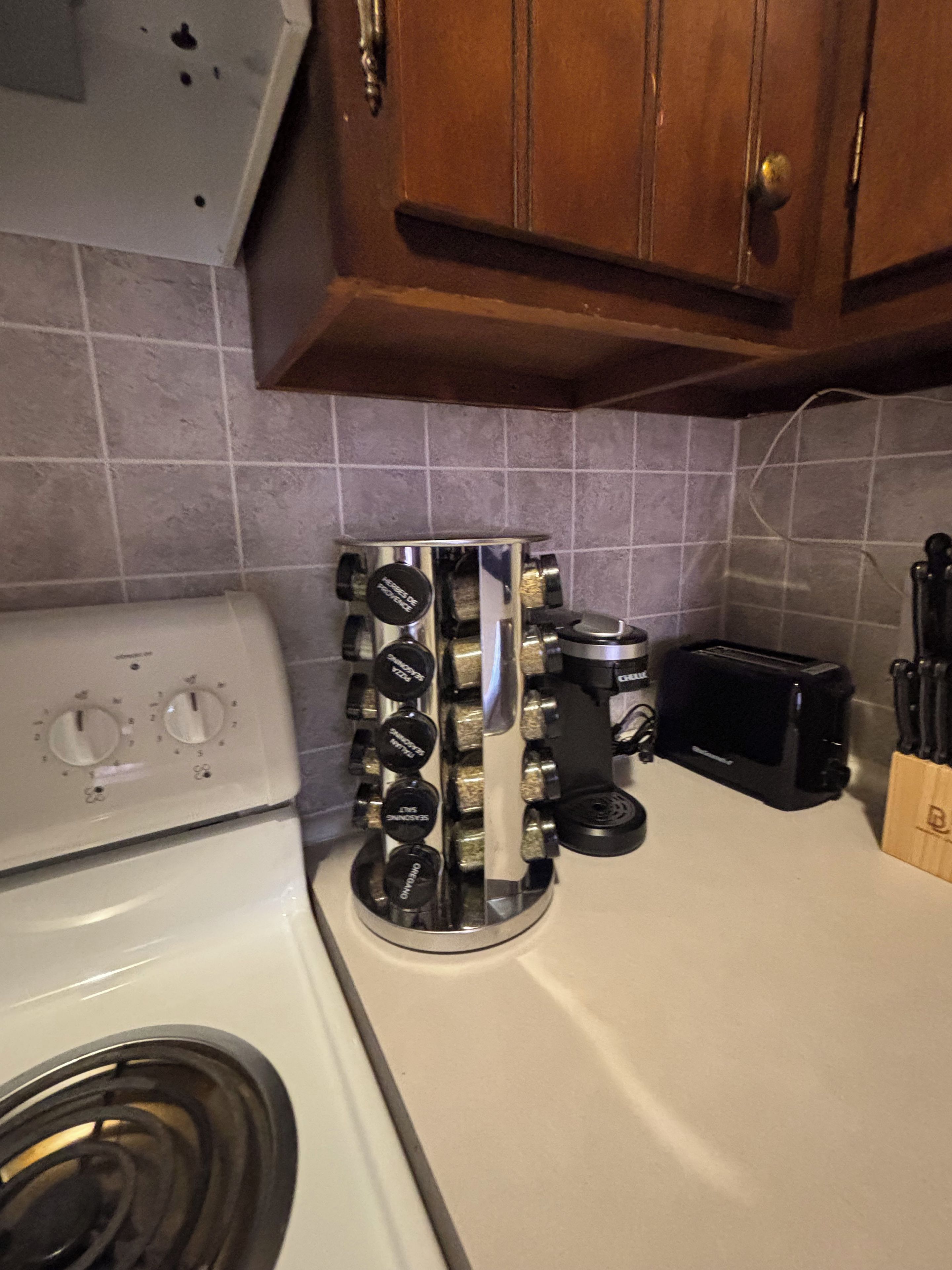 Una cocina con estufa, cafetera y tostadora.