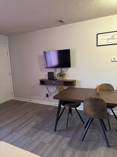 Welcoming 1-bedroom apartment with AC/Heat in Mount Vernon, Indiana