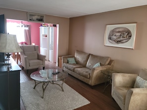 Living area - Beautiful 3 bedroom house in orleans (Ottawa)