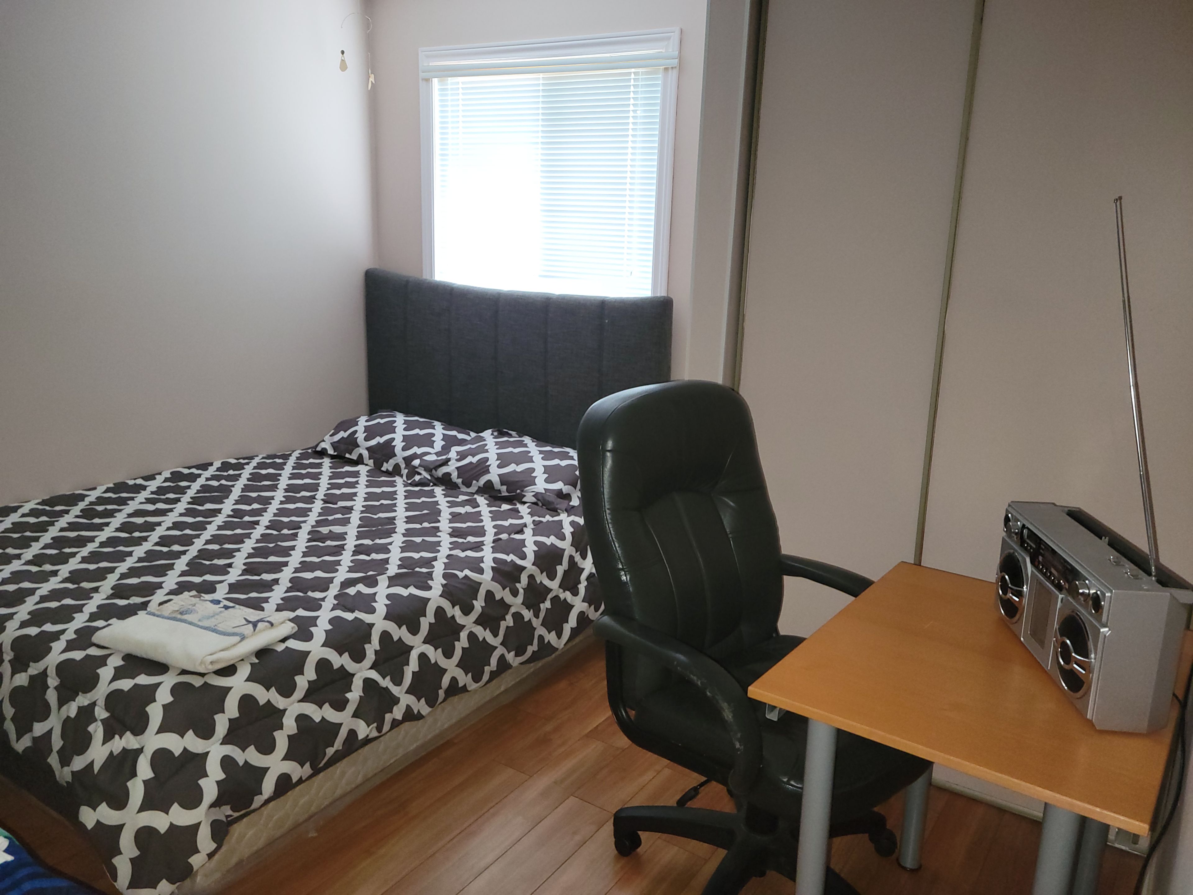 Tabla de planchar con plancha, wifi, ropa de cama