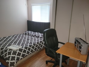 Room - Beautiful 3 bedroom house in orleans (Ottawa)
