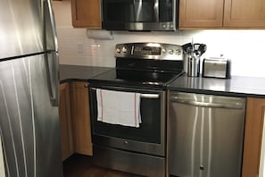 Private kitchen - Modern, fully furnished Pearl St Condo with AC & Garage Parking - Monthly Rental (Boulder)