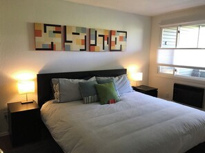 Room - Modern, fully furnished Pearl St Condo with AC & Garage Parking - Monthly Rental (Boulder)