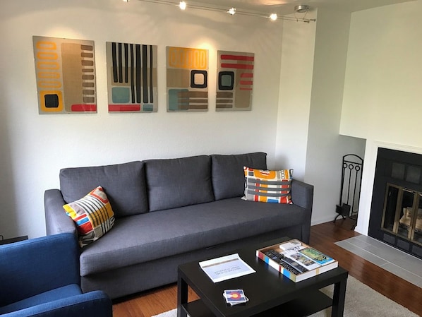 Living area - Modern, fully furnished Pearl St Condo with AC & Garage Parking - Monthly Rental (Boulder)