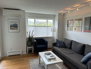 Living area - Modern, fully furnished Pearl St Condo with AC & Garage Parking - Monthly Rental (Boulder)