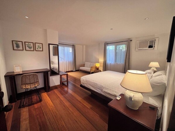 Room - The Shore at San Remigio (San Remigio)