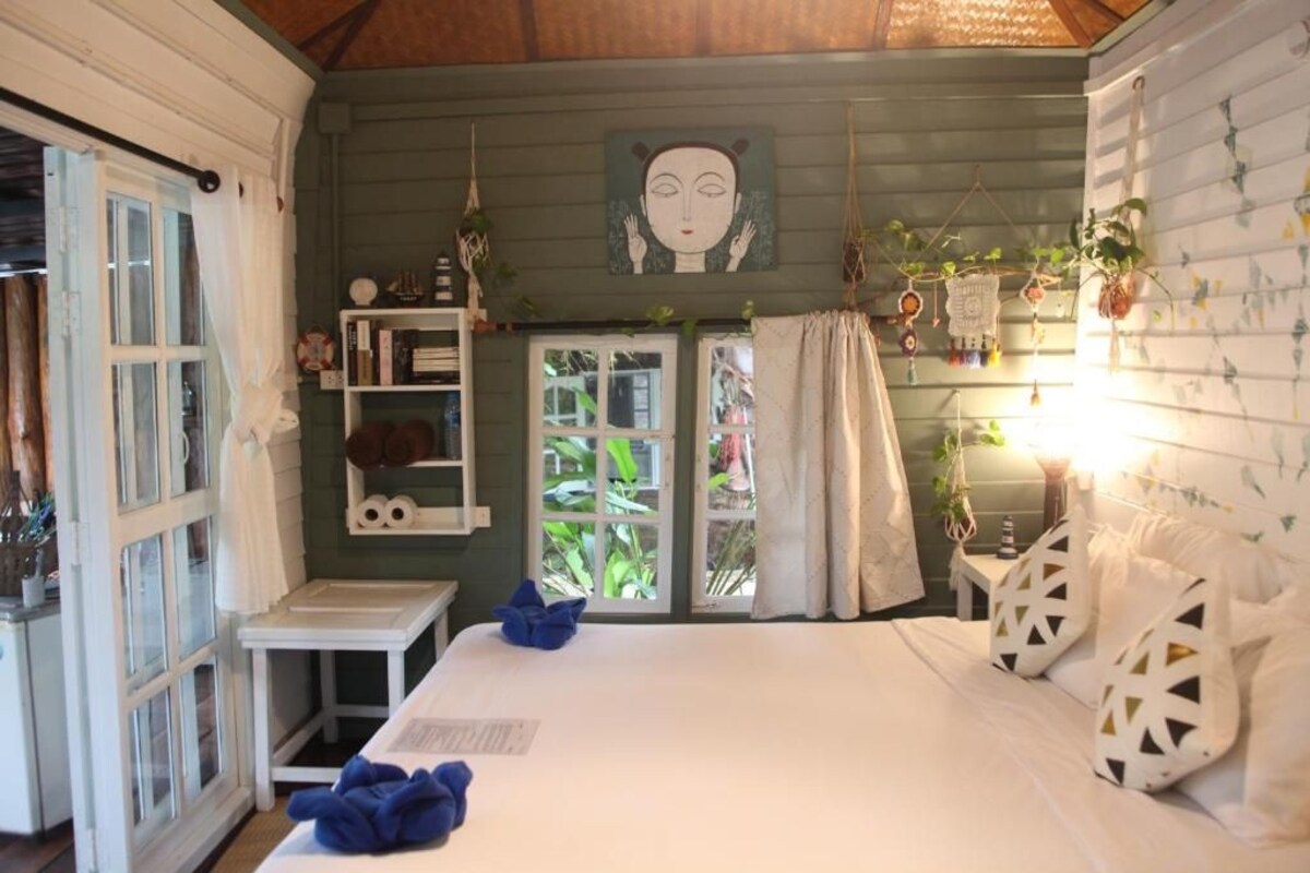 Aircon Bungalow Lagoon View A4 | In-room safe, free WiFi