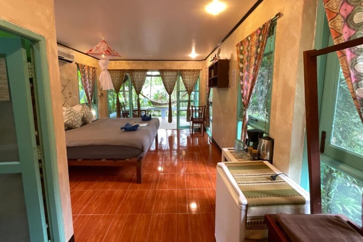 Aircon Bungalow Garden View B3 | In-room safe, free WiFi