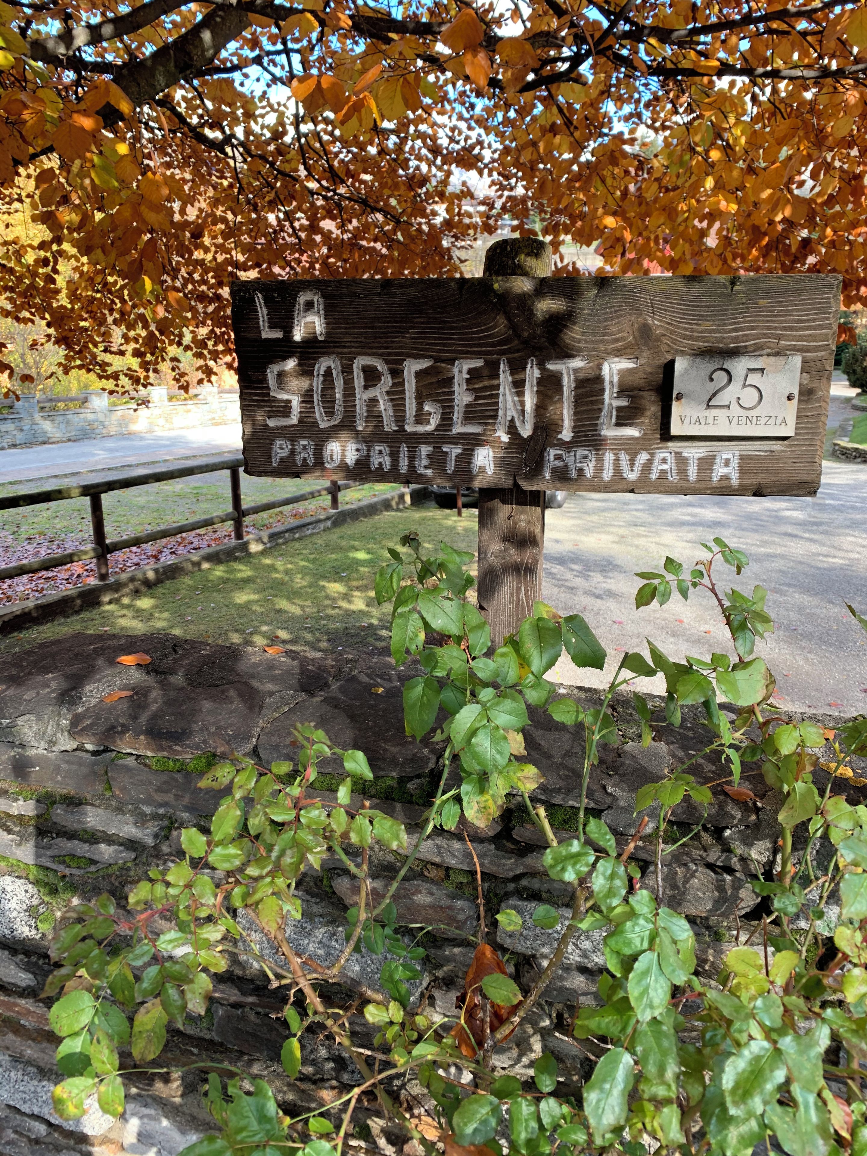 Un panneau en bois portant l’inscription « LA SORENTE PROPRIETA PRIVATA » et le numéro « 25 ».