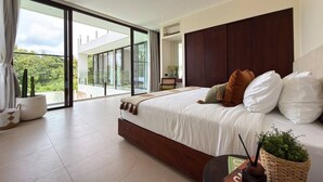 Un dormitorio moderno con una cama grande, vistas al exterior y un balcón.