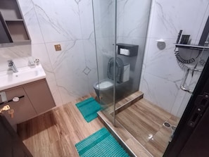تجهيزات دش، مجففات شعر، مناشف، صابون