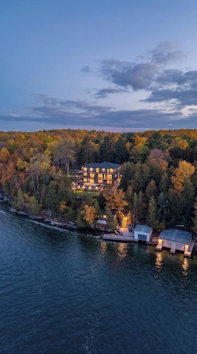 Newly Built Luxury 7BR Big Rideau Lake Cottage | Sleeps 20