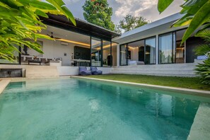 A modern house with a swimming pool, outdoor seating, and large windows. - Marea 2BR Luxury Private Pool Villa - Uluwatu (South Kuta)