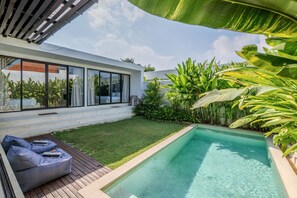A modern house with a swimming pool, a deck, and lush greenery. - Marea 2BR Luxury Private Pool Villa - Uluwatu (South Kuta)