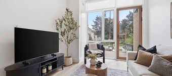 Upscale 2BR | Gym & Patio | Walk to DT & Google