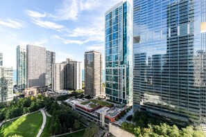 A high-rise urban area with modern buildings, a central park, and a clear sky. - Blueground | New Eastside, jacuzzi, nr Millennium Park (Chicago)