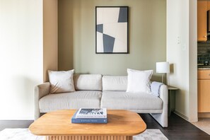 Living area - Blueground | New Eastside, jacuzzi, nr Grant Park (Chicago)