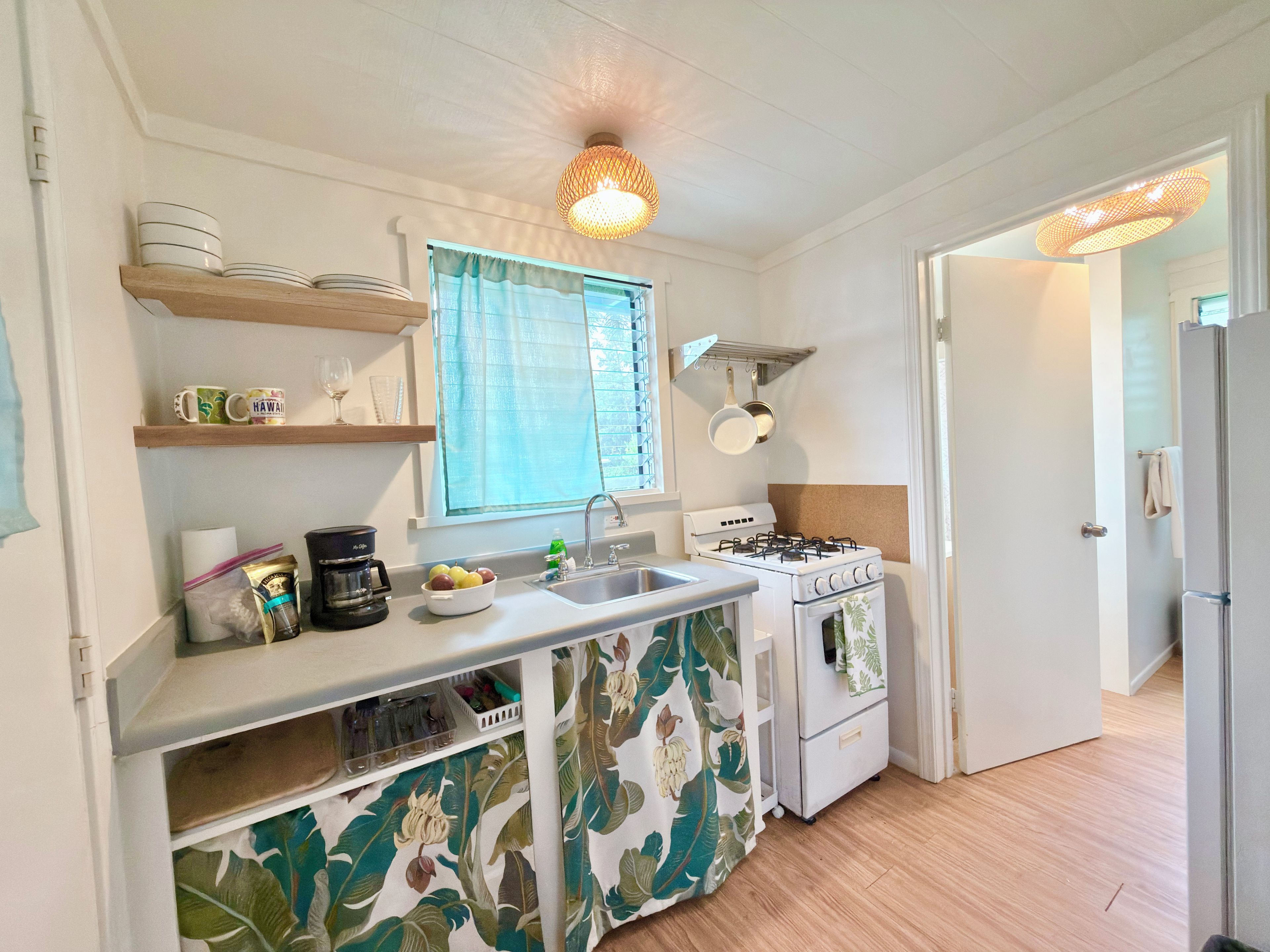 Coffee/tea maker, fridge, microwave, oven