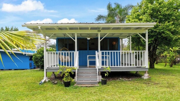 A house with a porch, steps, and potted plants. - Private Gated Tropical Cottage Near Hilo & Pāhoa –Peaceful, Secure Island Escape (Keaau)