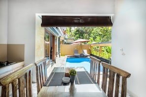 Vila, piscina particular, vista para o jardim | Opções para refeição ao ar livre