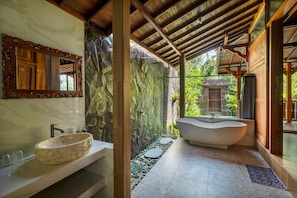 Bangalô, piscina particular, vista para o jardim | Banheiro