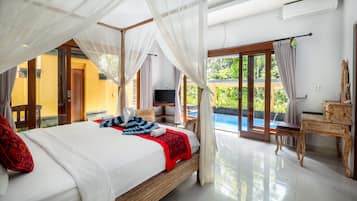 Vila, piscina particular, vista para o jardim
