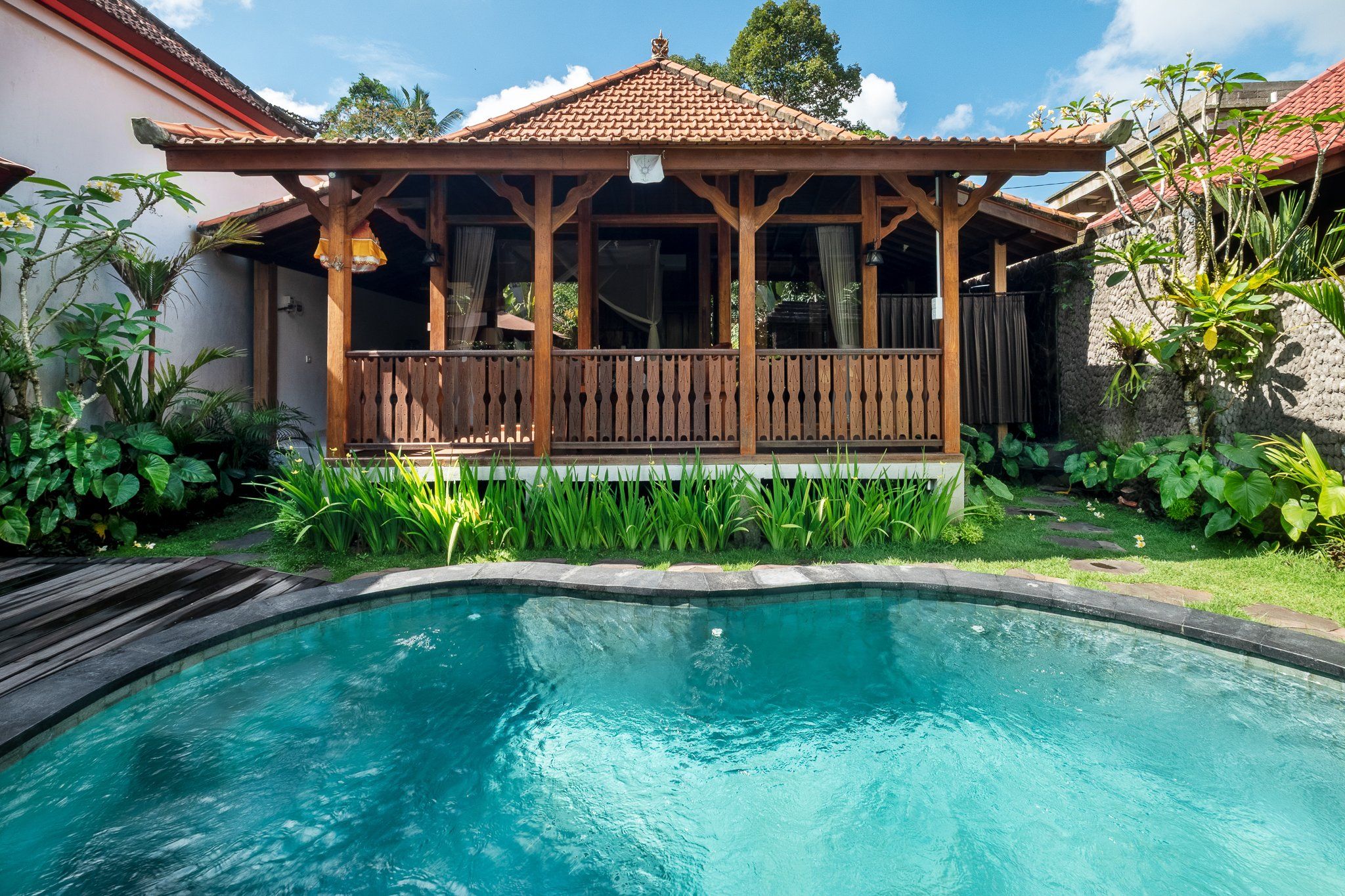 Bangalô, piscina particular, vista para o jardim | Piscina