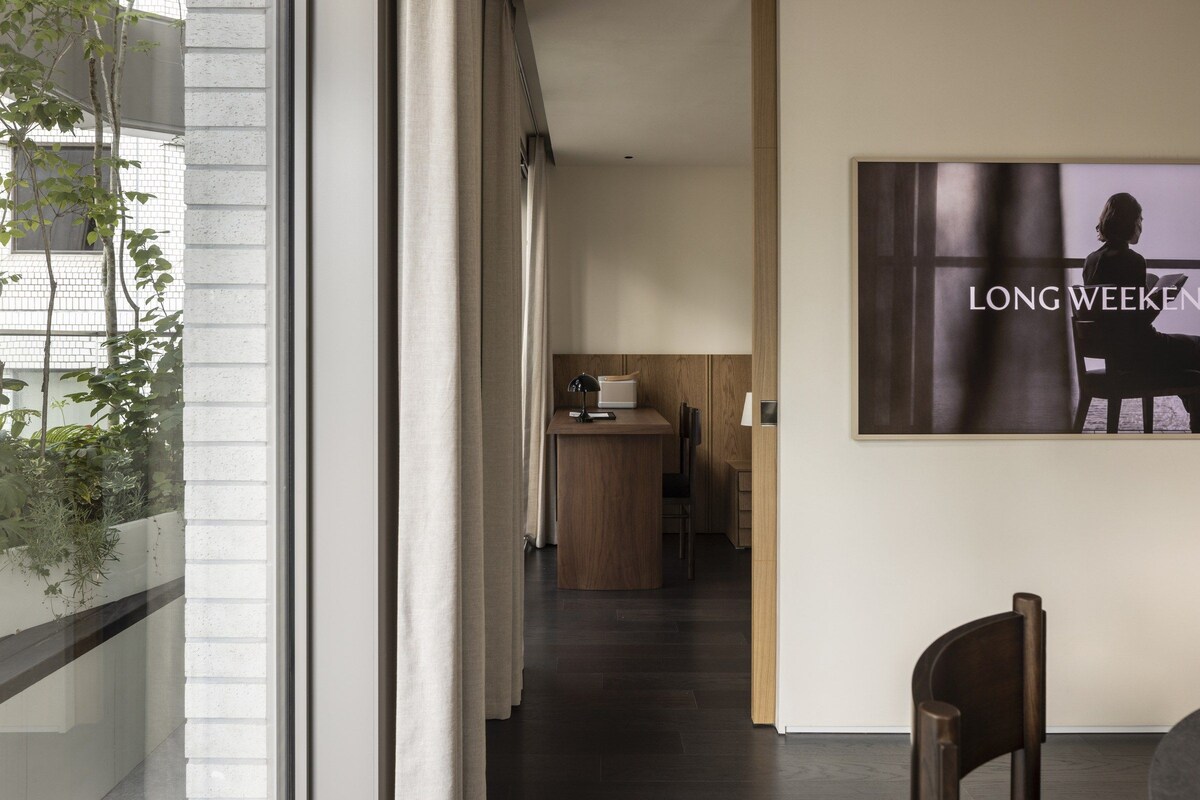 Terrace Premier Suite 502 | Espacio para trabajar con un portátil y sistema de insonorización