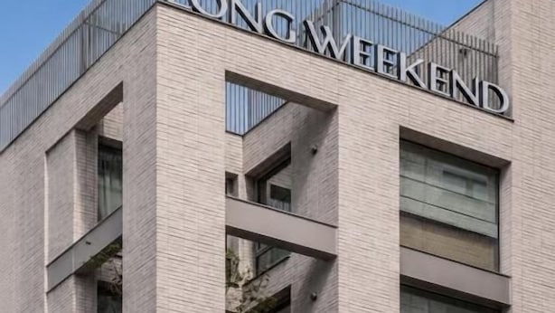 Un edificio con el cartel 'LONGWEEKEND' en la fachada.
