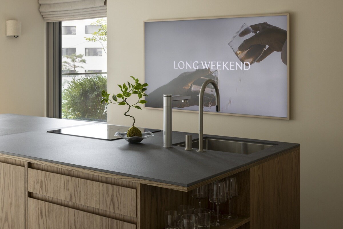 Artículos de limpieza, papel de cocina y mesa de comedor