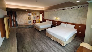 A hotel room with two beds, a wooden floor, a decorative wall with geometric patterns, and a small desk. - Hub Hotel Chiayi (Chiayi)