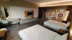 A hotel room with two beds, a desk, a TV, and a wall with decorative elements. - Hub Hotel Chiayi (Chiayi)