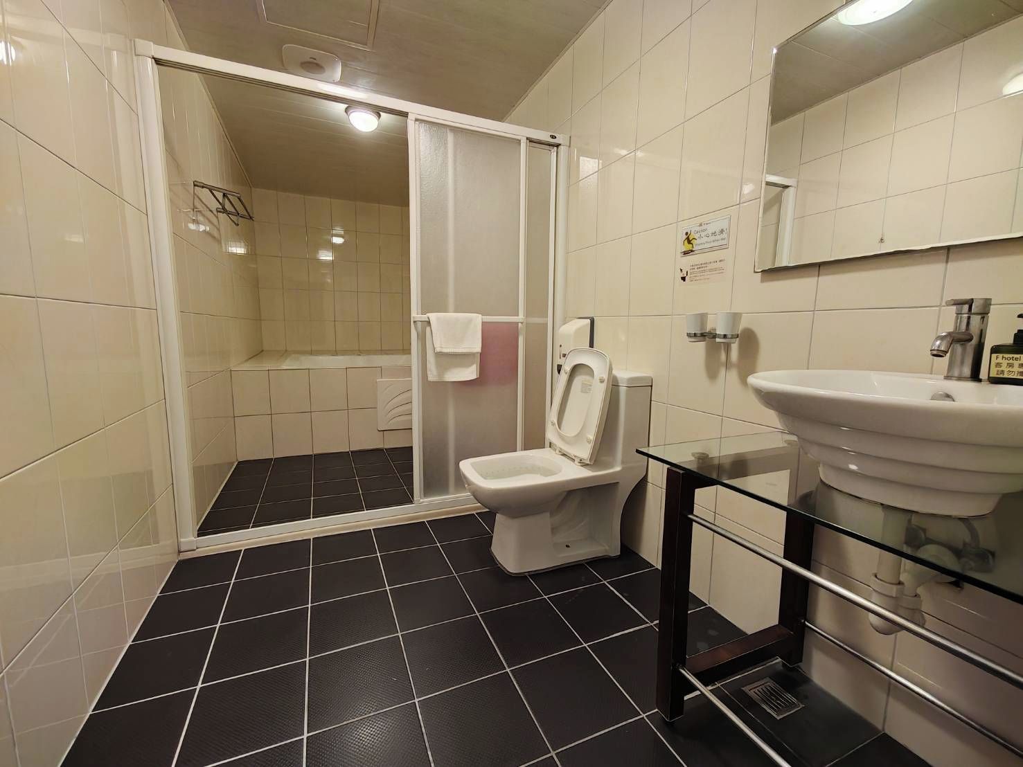 Comfort Quadruple Room, Multiple Beds | Bathroom