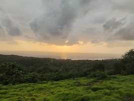 Un paisaje con vista al mar y un cielo nublado.