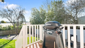 A barbecue grill on a deck with a view of a backyard and trees. - Cascade Canopy Katoomba Mountain Minutes from Three Sisters (Katoomba)