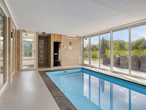 Piscina com vista para o verde lá fora.