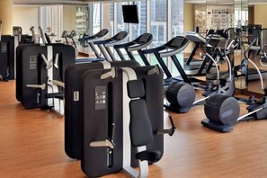 Ein Fitnessstudio mit mehreren Laufbändern und Trainingsgeräten.