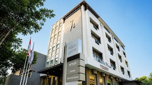 Un moderno edificio de hotel con un llamativo letrero Horizon Inn, una sala de reuniones y un restaurante.