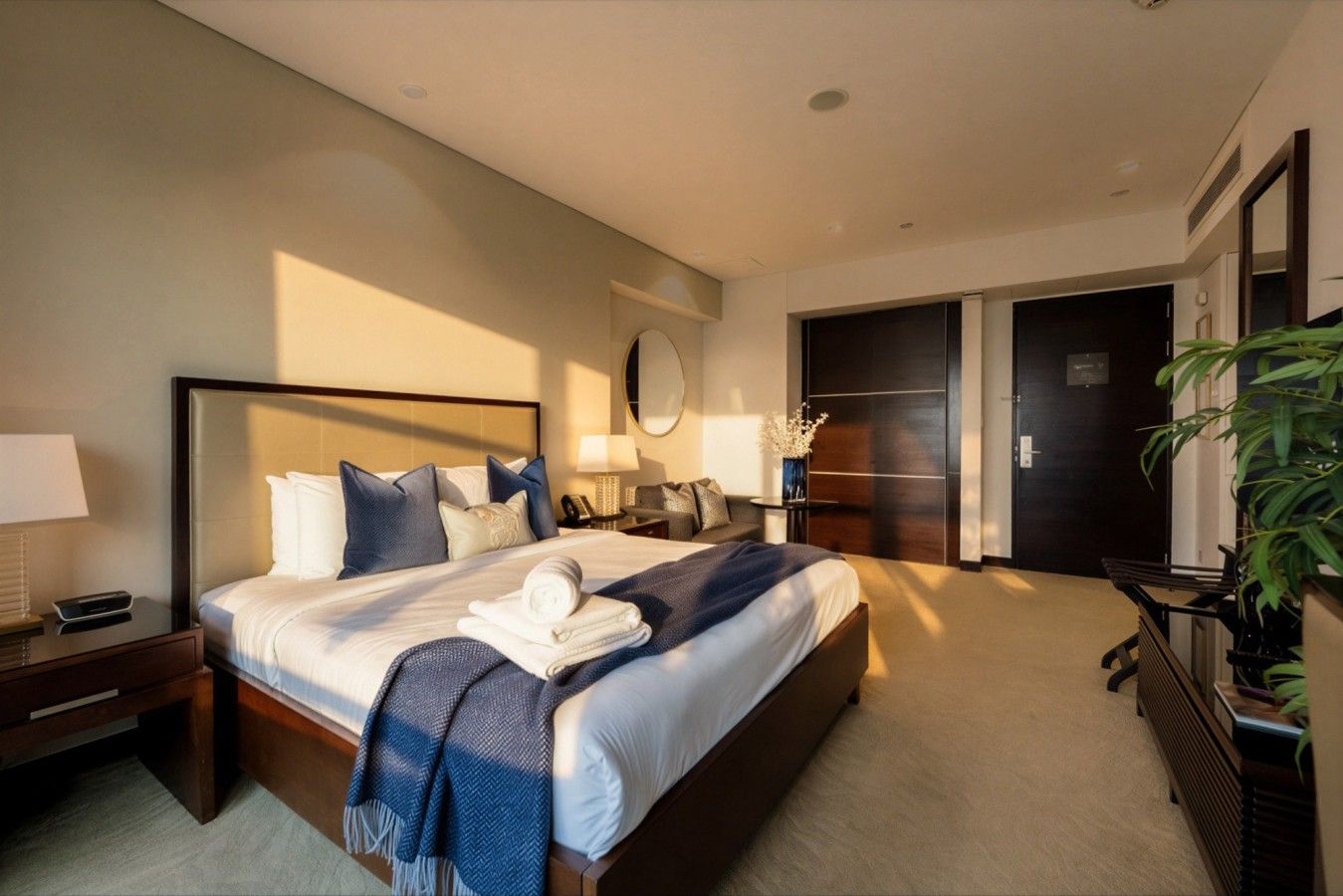 Desk, iron/ironing board, WiFi, bed sheets