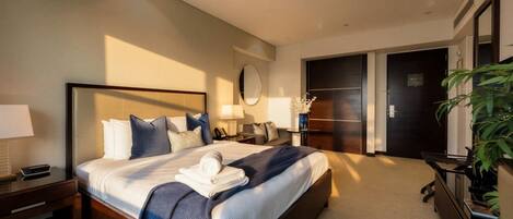 Desk, iron/ironing board, WiFi, bed sheets